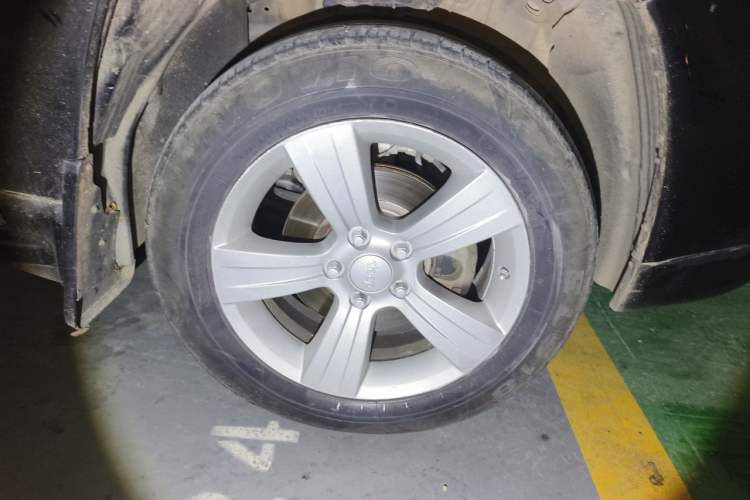 Used Jeep Compass 2011 2.0L two-wheel drive sport version Right Front Wheel Hub