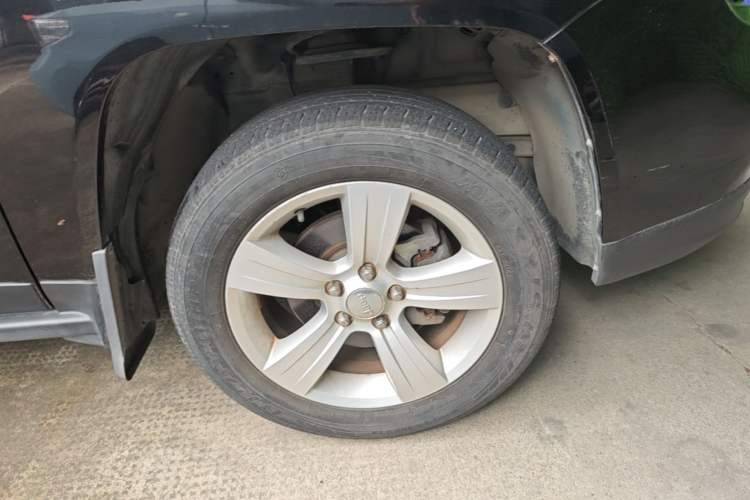Used Jeep Compass 2011 2.4L four-wheel-drive sport version Right Front Wheel Hub