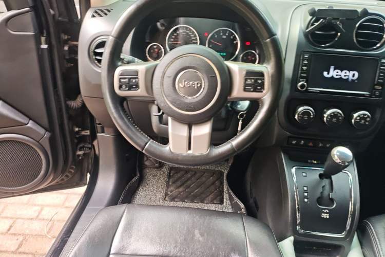 Used Jeep Compass 2011 2.4L four-wheel drive luxury version Steering Wheel