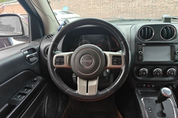 Used Jeep Compass 2011 2.4L four-wheel drive Comfort version Steering Wheel
