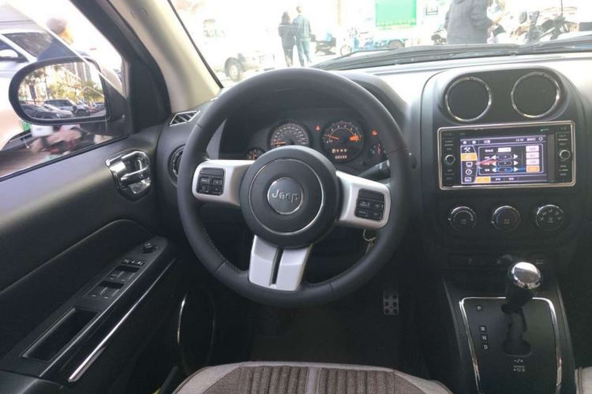 Used Jeep Compass 2011 2.4L four-wheel drive Comfort version Steering Wheel