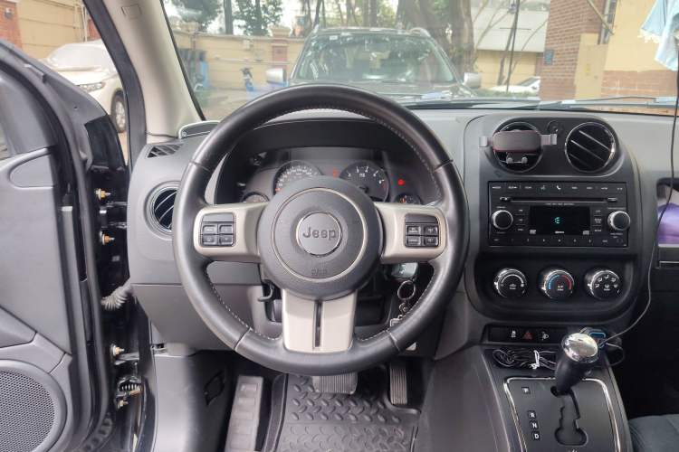 Used Jeep Compass 2011 2.0L two-wheel drive sport version Steering Wheel