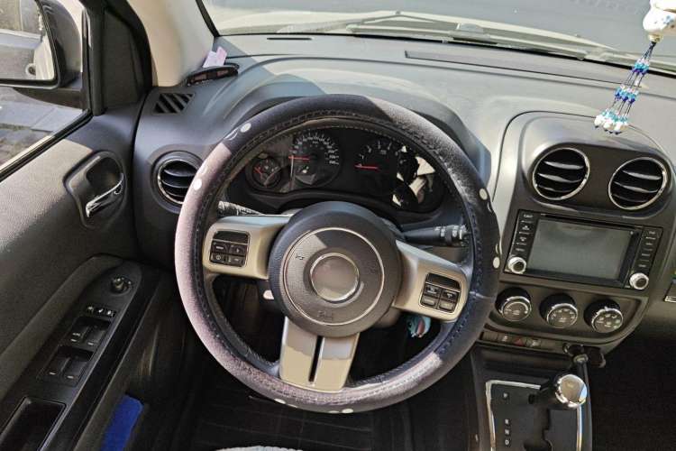 Used Jeep Compass 2011 2.4L four-wheel-drive sport version Steering Wheel
