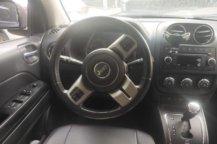 Used Jeep Compass 2011 2.4L four-wheel-drive sport version Steering Wheel