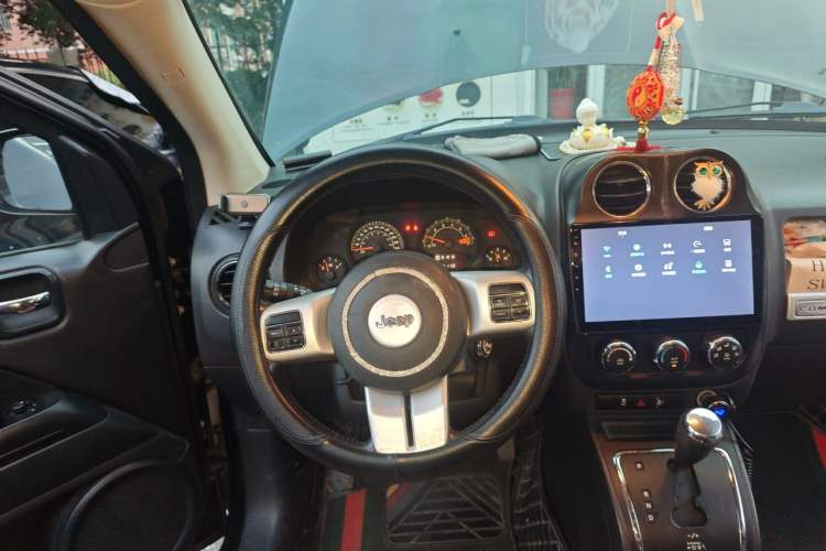 Used Jeep Compass 2011 2.4L four-wheel drive Comfort version Steering Wheel