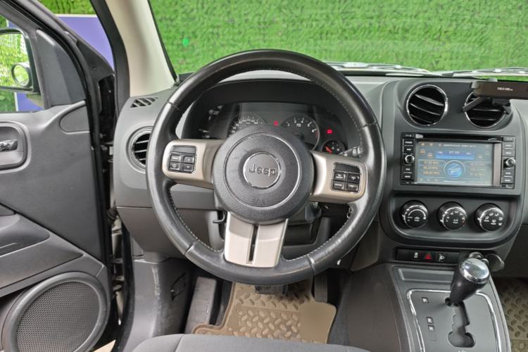 Used Jeep Compass 2011 2.4L four-wheel-drive sport version Steering Wheel