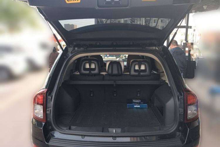 Used Jeep Compass 2011 2.4L four-wheel drive Comfort version Trunk