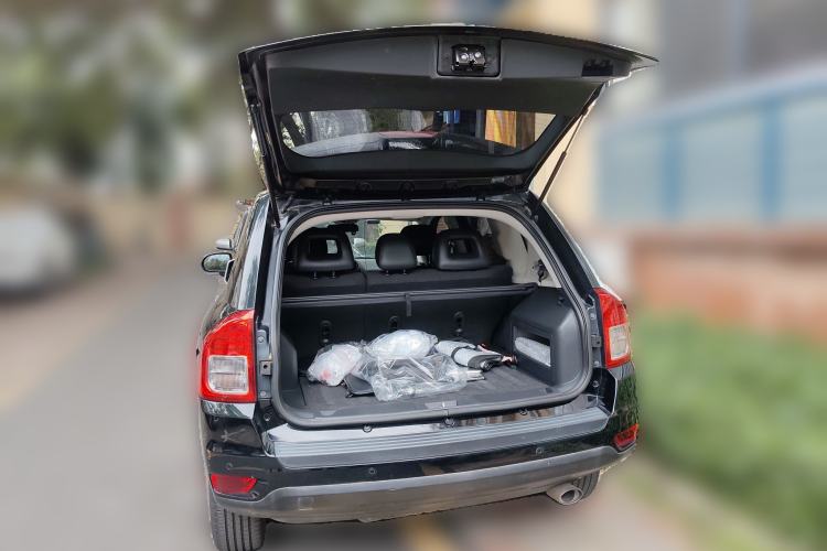 Used Jeep Compass 2011 2.0L two-wheel drive sport version Trunk