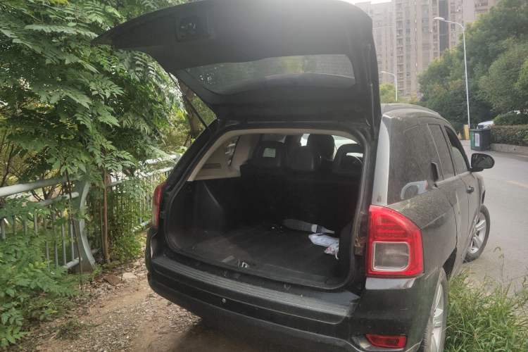 Used Jeep Compass 2011 2.4L four-wheel-drive sport version Trunk