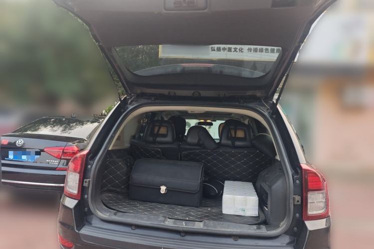 Used Jeep Compass 2011 2.4L four-wheel drive Comfort version Trunk