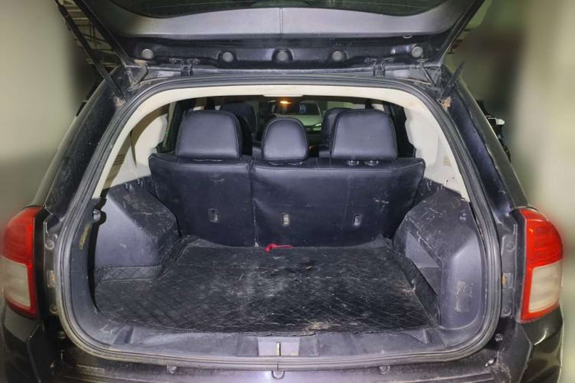 Used Jeep Compass 2011 2.0L two-wheel drive sport version Trunk