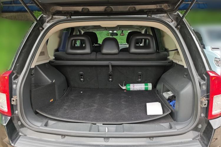 Used Jeep Compass 2011 2.4L four-wheel-drive sport version Trunk