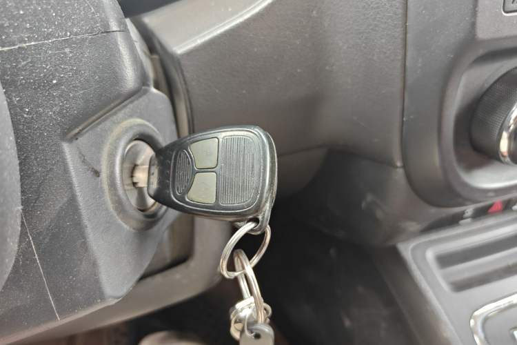 Used Jeep Compass 2011 2.4L four-wheel drive Comfort version Vehicle Key