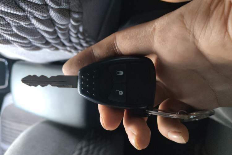 Used Jeep Compass 2011 2.4L four-wheel drive Comfort version Vehicle Key