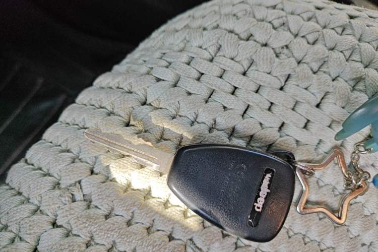 Used Jeep Compass 2011 2.4L four-wheel-drive sport version Vehicle Key