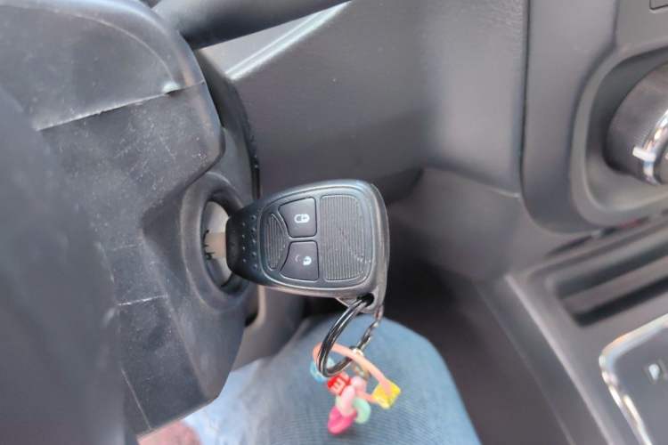 Used Jeep Compass 2011 2.0L two-wheel drive sport version Vehicle Key