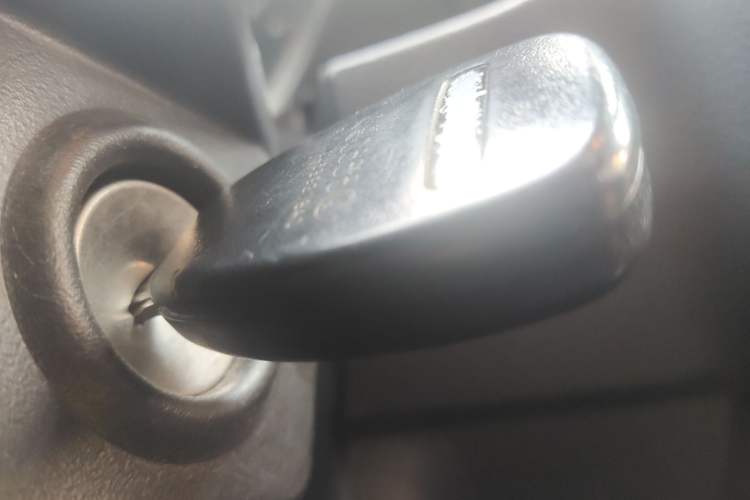 Used Jeep Compass 2011 2.4L four-wheel-drive sport version Vehicle Key