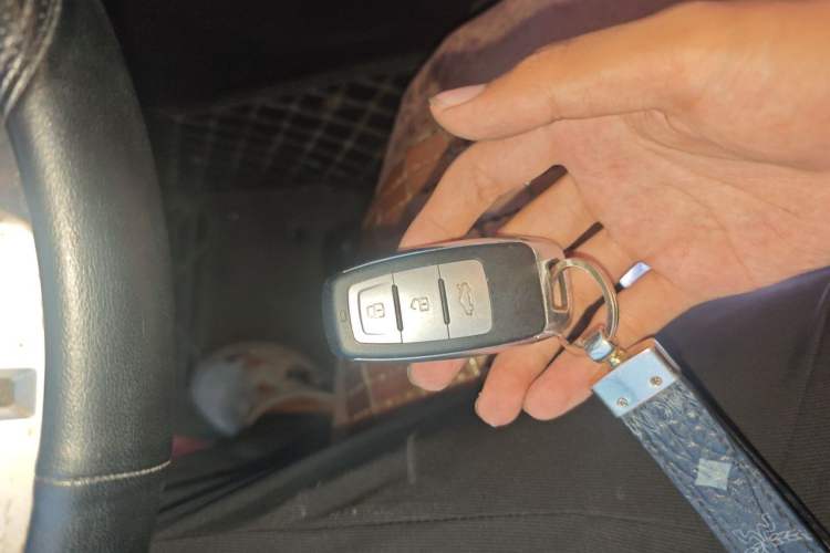 Used Jeep Compass 2011 2.4L four-wheel drive Comfort version Vehicle Key