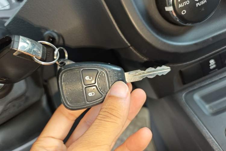 Used Jeep Compass 2011 2.4L four-wheel-drive sport version Vehicle Key