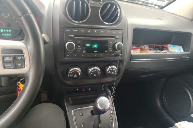 Used Jeep Compass 2011 2.4L four-wheel-drive sport version Audio And AC Panel