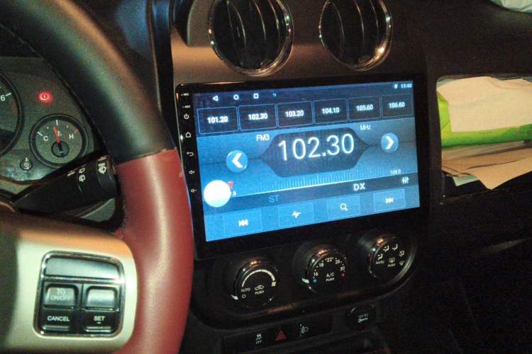 Used Jeep Compass 2011 2.4L four-wheel-drive sport version Audio And AC Panel