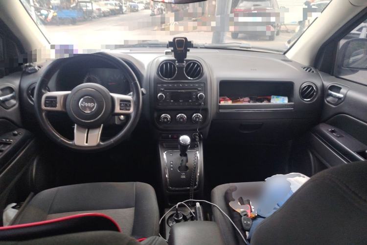 Used Jeep Compass 2011 2.4L four-wheel-drive sport version Center Console