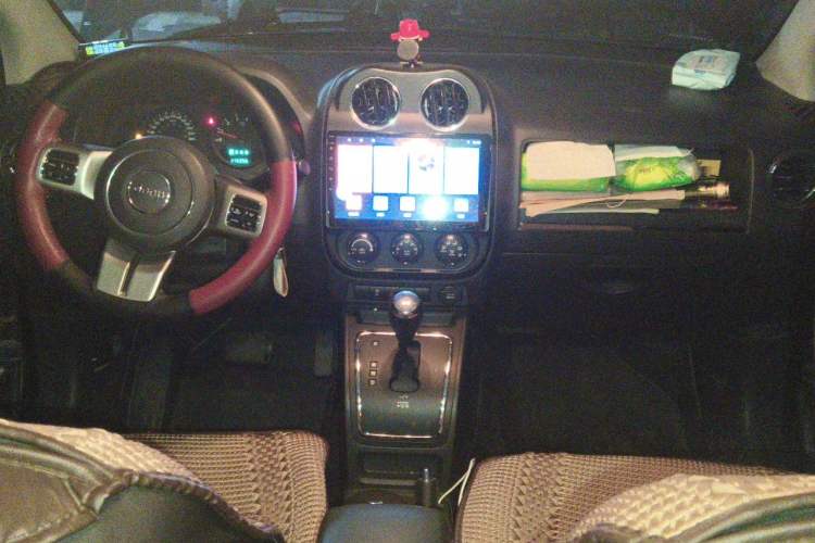 Used Jeep Compass 2011 2.4L four-wheel-drive sport version Center Console