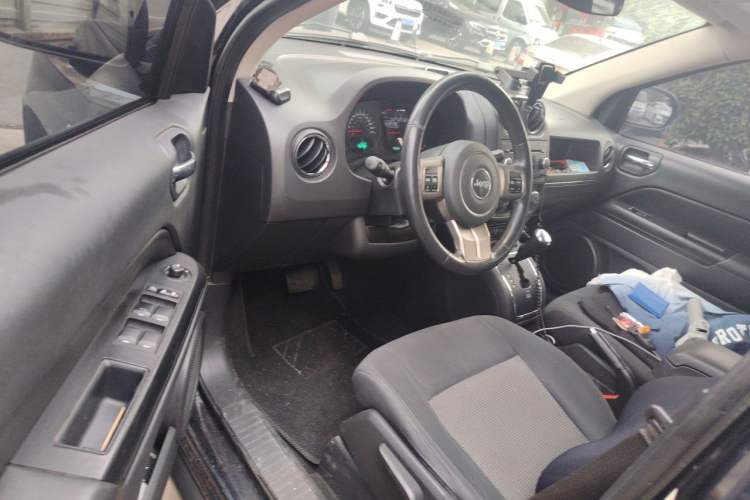Used Jeep Compass 2011 2.4L four-wheel-drive sport version Driver Seat