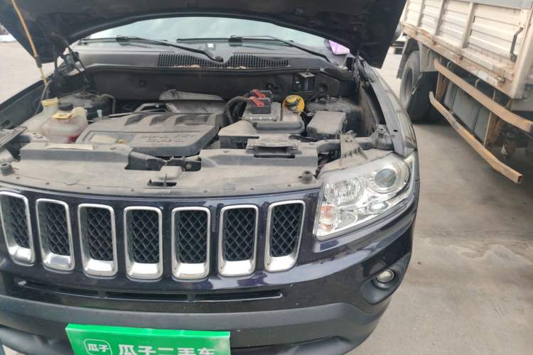Used Jeep Compass 2011 2.4L four-wheel-drive sport version Engine Bay Left