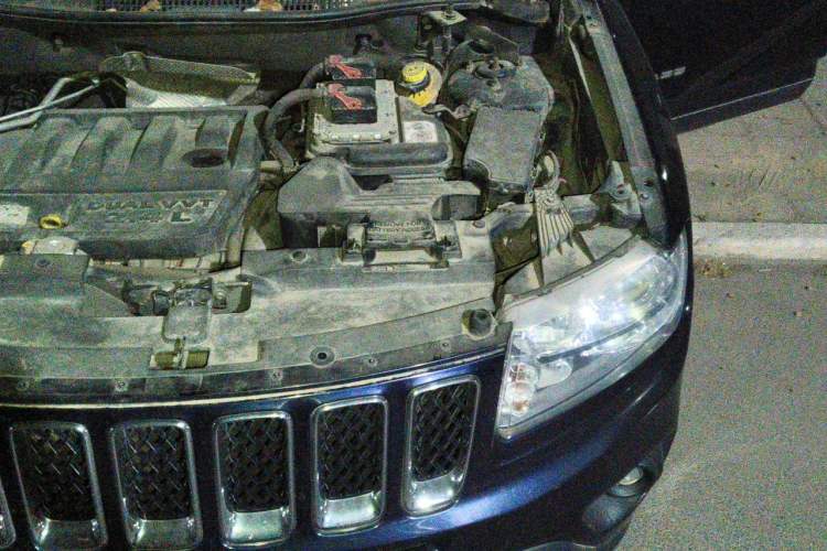Used Jeep Compass 2011 2.4L four-wheel-drive sport version Engine Bay Left