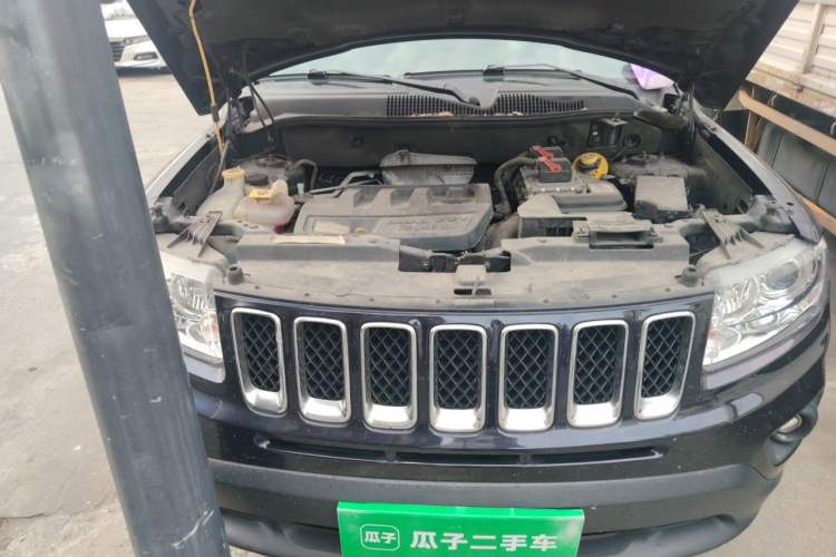 Used Jeep Compass 2011 2.4L four-wheel-drive sport version Engine Bay Right