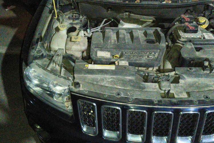 Used Jeep Compass 2011 2.4L four-wheel-drive sport version Engine Bay Right