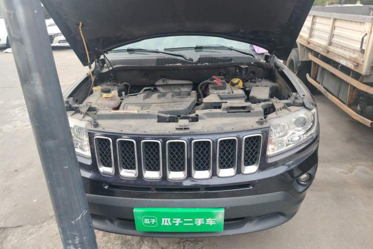 Used Jeep Compass 2011 2.4L four-wheel-drive sport version Engine Bay