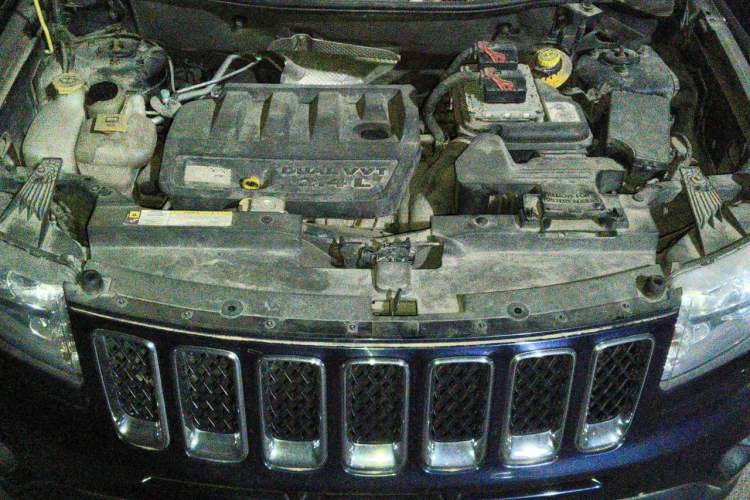 Used Jeep Compass 2011 2.4L four-wheel-drive sport version Engine Bay