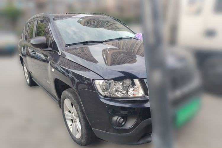 Used Jeep Compass 2011 2.4L four-wheel-drive sport version Front Right 45 Deg