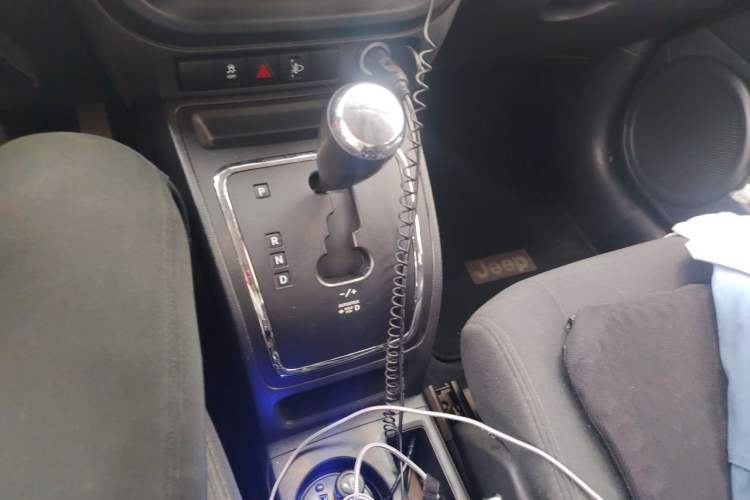 Used Jeep Compass 2011 2.4L four-wheel-drive sport version Gear Lever