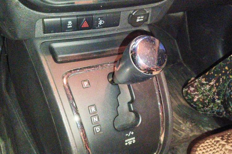 Used Jeep Compass 2011 2.4L four-wheel-drive sport version Gear Lever