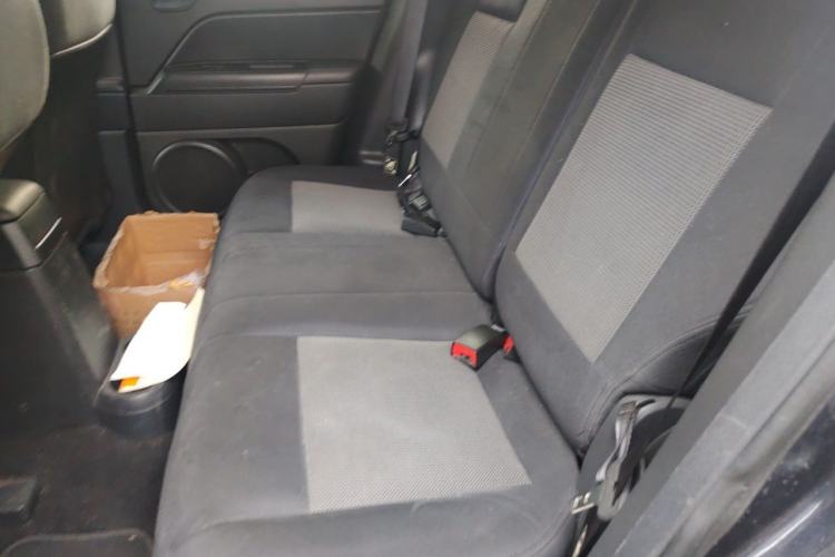 Used Jeep Compass 2011 2.4L four-wheel-drive sport version Left Rear Seat