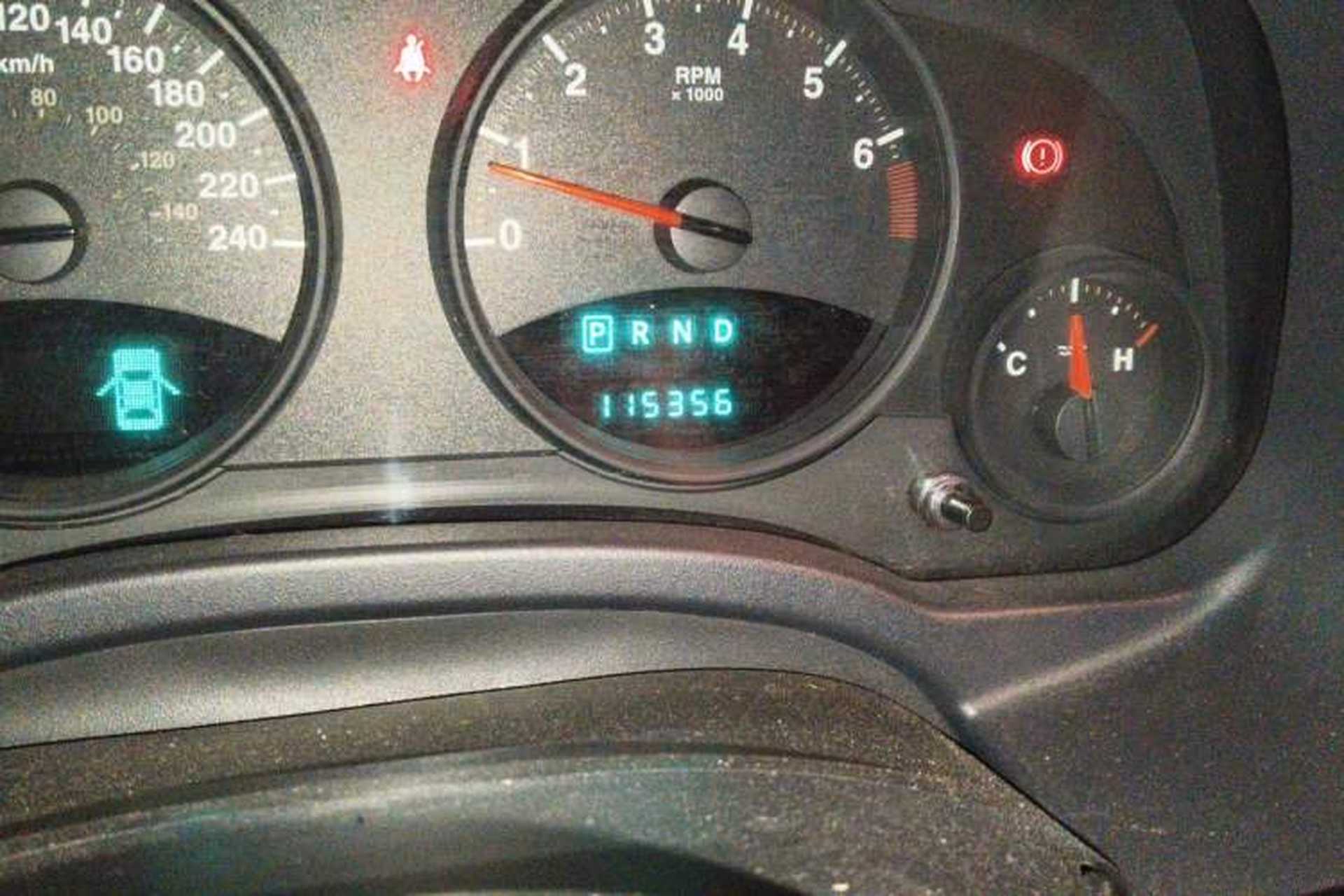 Used Jeep Compass 2011 2.4L four-wheel-drive sport version Odometer Close Up