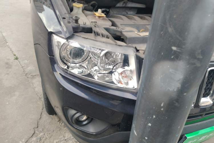 Used Jeep Compass 2011 2.4L four-wheel-drive sport version Right Front Headlight