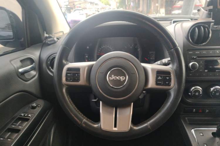 Used Jeep Compass 2011 2.4L four-wheel-drive sport version Steering Wheel