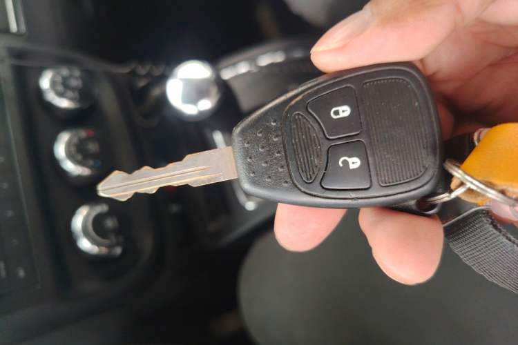 Used Jeep Compass 2011 2.4L four-wheel-drive sport version Vehicle Key