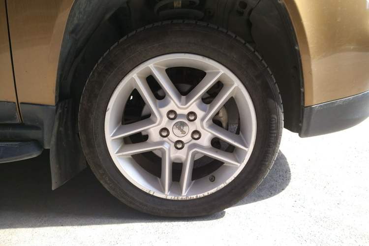 Used Jeep Compass 2011 2.4L 4WD 70th Anniversary Limited Edition Right Front Wheel Hub