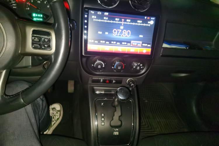 Used Jeep Compass 2011 2.0L two-wheel drive sport version Audio And AC Panel