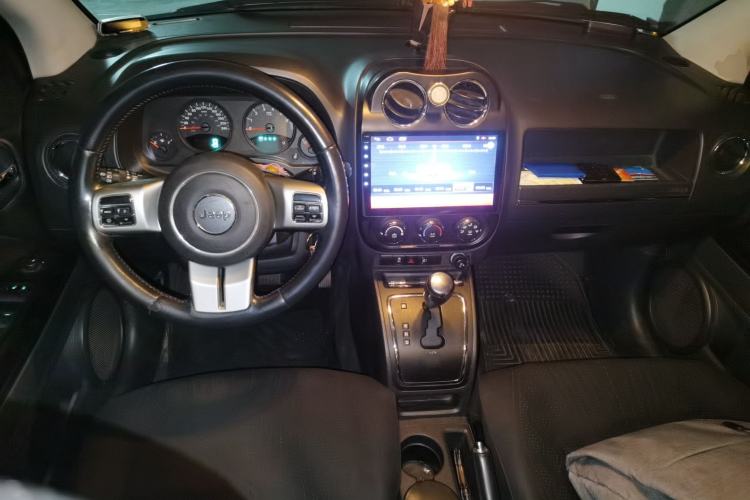 Used Jeep Compass 2011 2.0L two-wheel drive sport version Center Console
