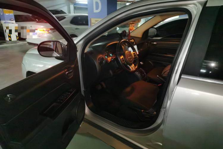 Used Jeep Compass 2011 2.0L two-wheel drive sport version Driver Seat
