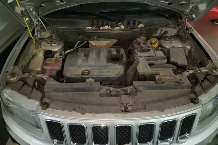 Used Jeep Compass 2011 2.0L two-wheel drive sport version Engine Bay
