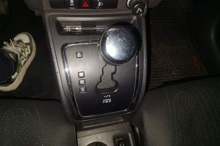 Used Jeep Compass 2011 2.0L two-wheel drive sport version Gear Lever