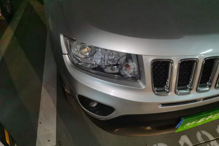 Used Jeep Compass 2011 2.0L two-wheel drive sport version Right Front Headlight
