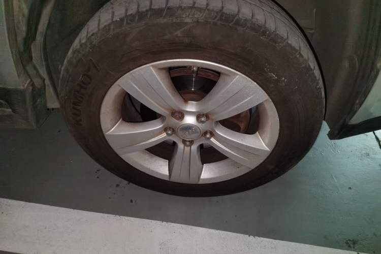 Used Jeep Compass 2011 2.0L two-wheel drive sport version Right Front Wheel Hub